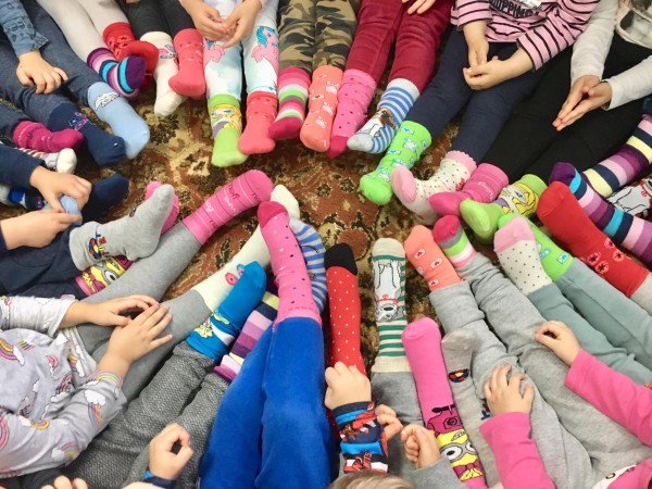 В Казанлък: „Светулка” обу шарени чорапи на децата от „Славейче” / Новини от Казанлък