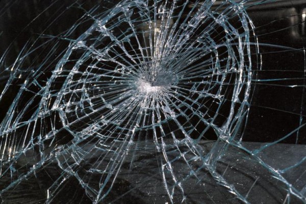 Нарязаха гумите и счупиха стъклото на кола в Казанлък / Новини от Казанлък