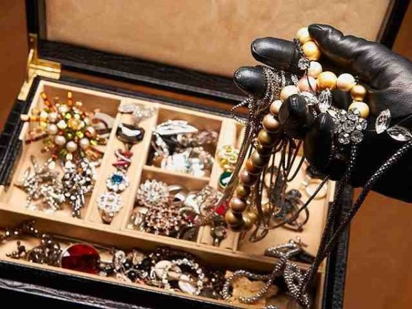 Откраднаха сребърни и златни накити от дома на казанлъчанка / Новини от Казанлък