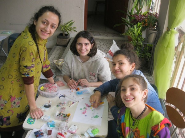 Деца и родители участваха в цветна работилница в “Ателието“ / Новини от Казанлък