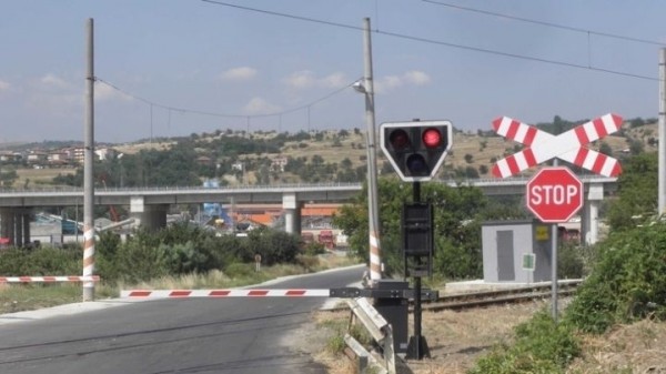 Кола се заби в преминаващ влак на ЖП прелез край Казанлък / Новини от Казанлък