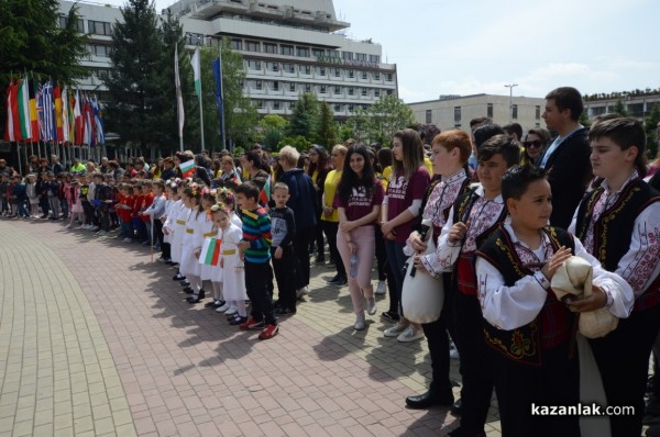 Посланиците на европарламента в Казанлък изпълниха площада в Деня на Европа / Новини от Казанлък