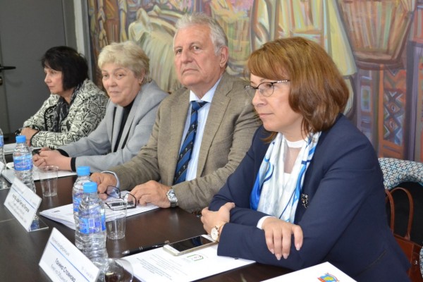 Кметът на Казанлък пожела успех на научната конференция за маслодайната роза / Новини от Казанлък