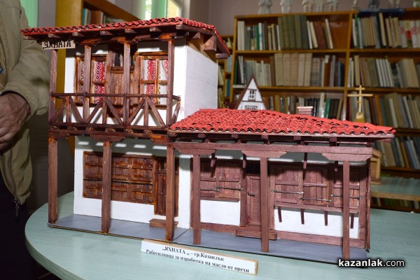 Умалени копия на Яхната и Чирпанлиевата къща може да видите в библиотеката / Новини от Казанлък