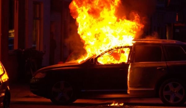 Запалиха колата на 19-годишен от село Горно Черковище / Новини от Казанлък