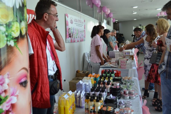 Успех на първата парфюмерийна борса в Казанлък! / Новини от Казанлък