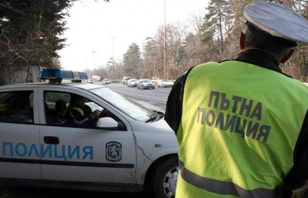Полицията се натъкна на нерегистрирани кола и мотопед / Новини от Казанлък