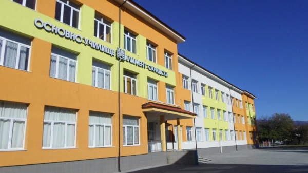 Община Казанлък изпълнява основния си приоритет – да подобрява образователната среда / Новини от Казанлък