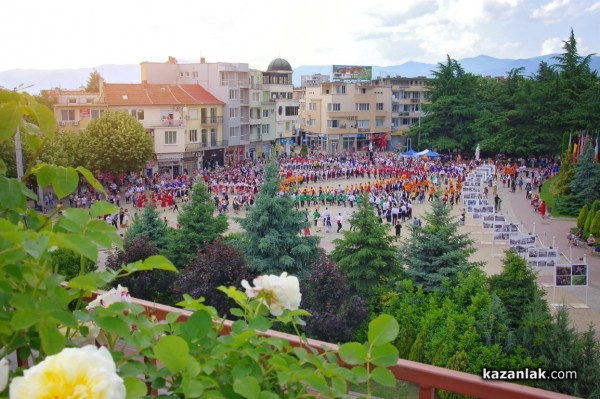 Казанлък празнува българските обичаи с най-дългото хоро / Новини от Казанлък