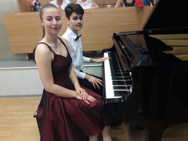 Учениците на Елена Юлиянова започнаха летните конкурси с награди / Новини от Казанлък