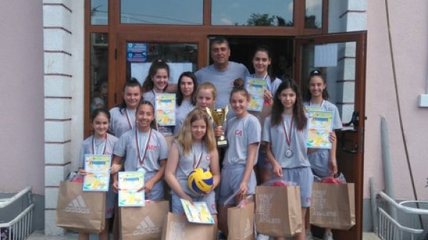Директорът на ОУ “Кулата“ награди волейболния отбор за триумфа им в Разград / Новини от Казанлък
