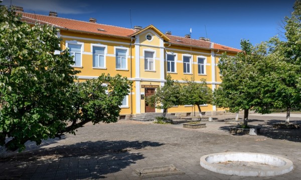 Три средищни училища в Казанлъшко ще осигуряват и транспорт / Новини от Казанлък