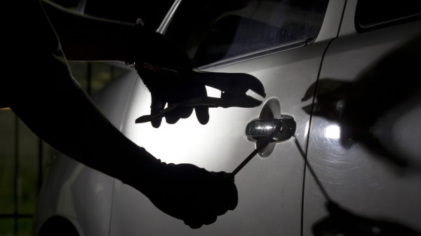 31-годишен разби и ограби автомобили в автосервиз / Новини от Казанлък