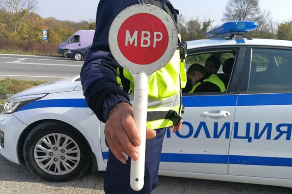 Задържаха двама шофьори, защото карали без регистрации / Новини от Казанлък