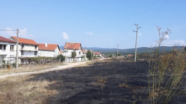 Пожарът в село Ягода е потушен на метри от къщите / Новини от Казанлък