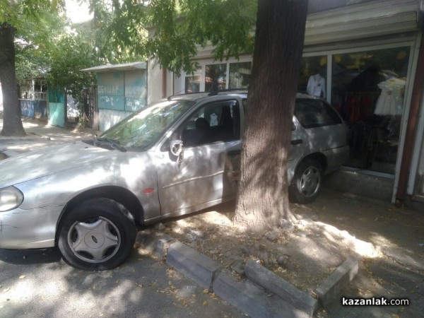 Пиян шофьор “паркира“ в магазин за детски дрешки / Новини от Казанлък