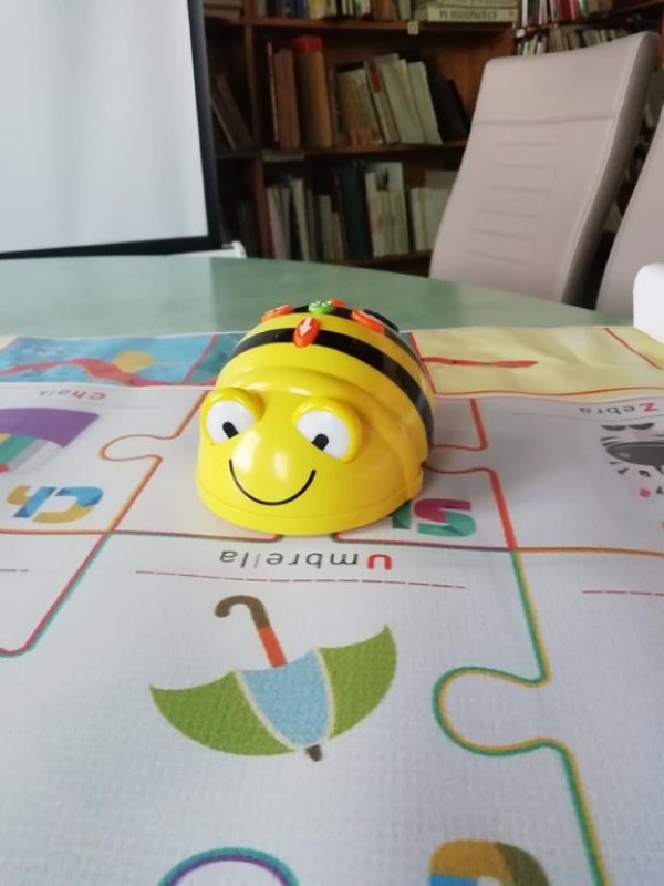 Приятна изненада очаква учениците. Шест Пчели роботи вече са в библиотека “Искра“ / Новини от Казанлък