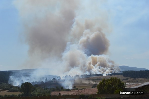 Огнената стихия до Горно Черковище е ликвидирана, въпреки че продължава да пуши / Новини от Казанлък