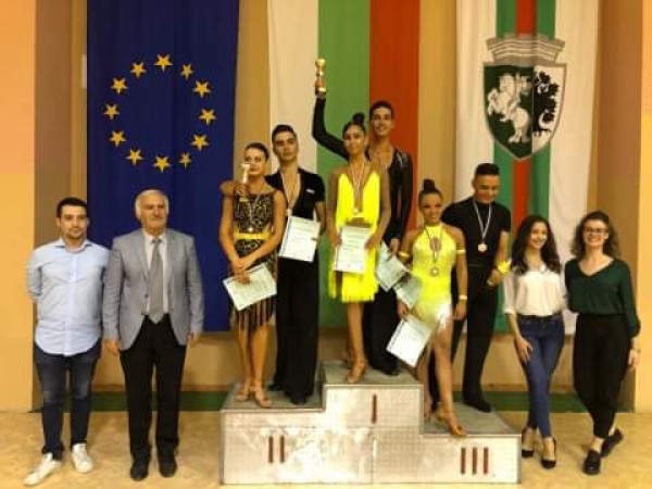 Танцьорите на КСТ “Роза“ обраха медалите на турнирите в Сливен / Новини от Казанлък