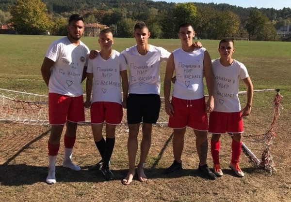 Момчетата на ПГЛПТ посветиха футболна победа на свой учител / Новини от Казанлък