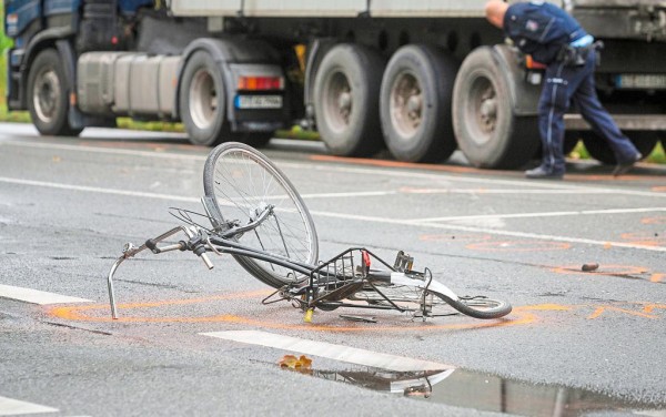 Велосипедист е в болница, удари го камион / Новини от Казанлък
