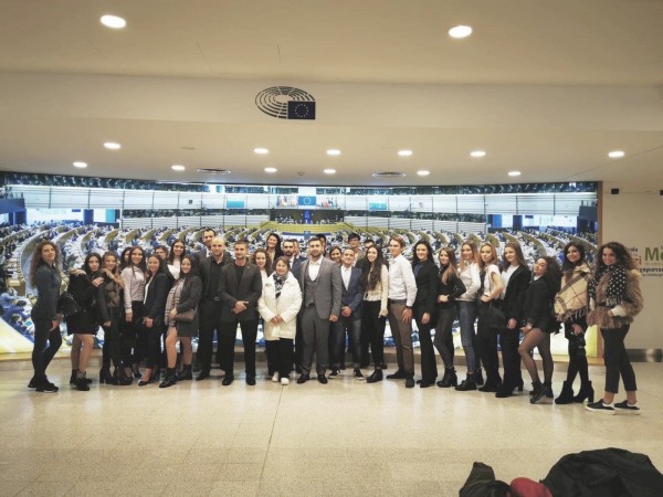 Казанлъшките красавици се завърнаха от визита в Европарламента / Новини от Казанлък