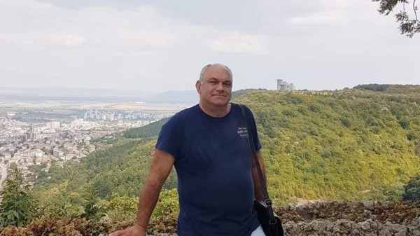 Диян Галазов дари 52-годишна елха на казанлъчани / Новини от Казанлък