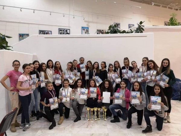 Момичетата на “Дива Денс“ разбиха конкуренцията с 54 златни медала / Новини от Казанлък