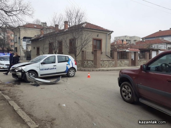 Кола със софийска регистрация отне предимство и предизвика катастрофа / Новини от Казанлък