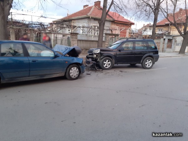 Джип и кола се блъснаха челно в Казанлък / Новини от Казанлък