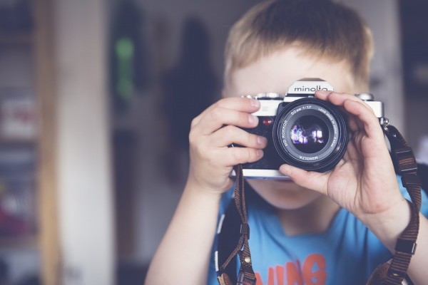 Децата от центровете от семеен тип откриват фотоизложба / Новини от Казанлък