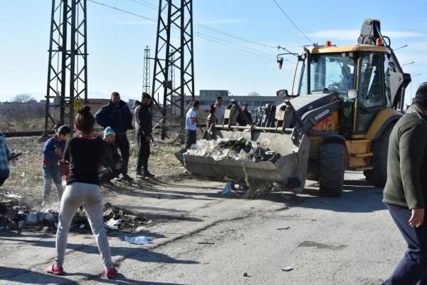 Ромите от “Кармен“ започнаха да чистят / Новини от Казанлък