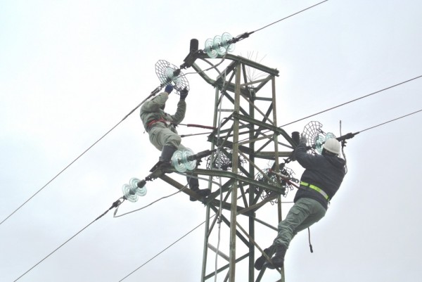 Екипи на EVN работят по възстановяването на електрозахранването / Новини от Казанлък