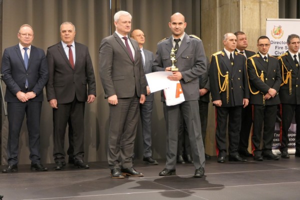 Инспектор Велизар Михов с награда от “Пожарникар на годината“ / Новини от Казанлък