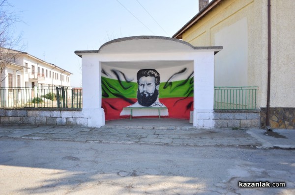 Образът на Христо Ботев се появи на автобусна спирка в Розово / Новини от Казанлък