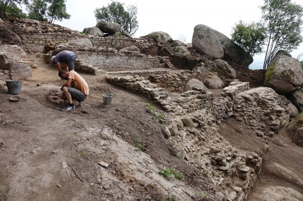 През 2020 година ще продължат археологическите проучвания на крепостта „Бузово кале“ / Новини от Казанлък