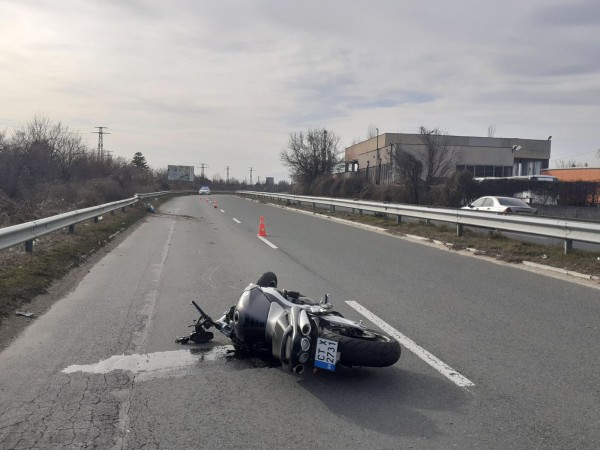 Моторист е с опасност за живота след катастрофа на околовръстното в Казанлък / Новини от Казанлък