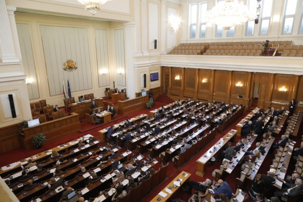 Парламентът прие на второ четене Закон за мерките и действията по време на извънредното положение / Новини от Казанлък