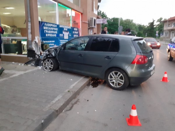 Автомобил се заби в сграда до Розариума / Новини от Казанлък