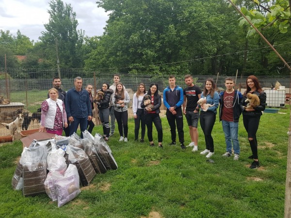 Абитуриенти дариха храна и средства за бездомните животни в Казанлък / Новини от Казанлък