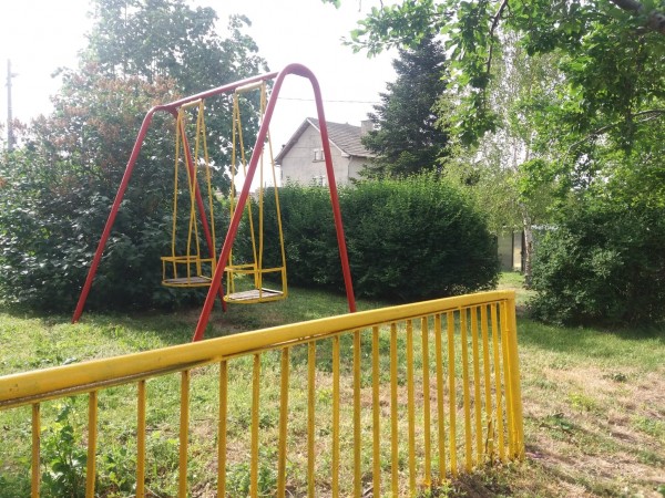 Деца освежиха кварталната си детска площадка в Шипка / Новини от Казанлък