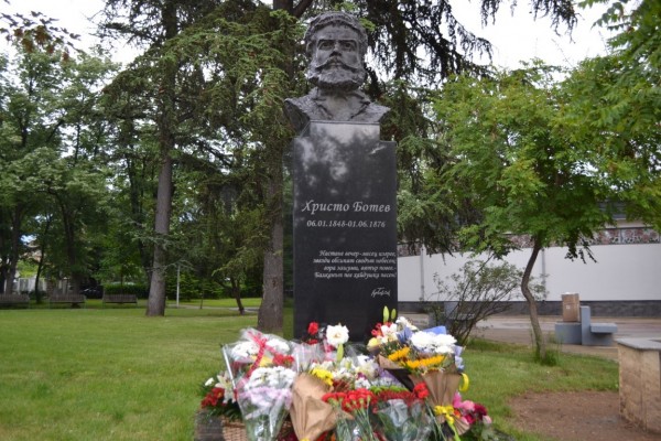 Казанлък почете паметта на Ботев и загиналите за свободата на България / Новини от Казанлък