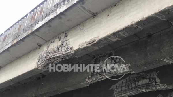 Извънгабаритен багер счупи трегерите на моста до Ягода / Новини от Казанлък