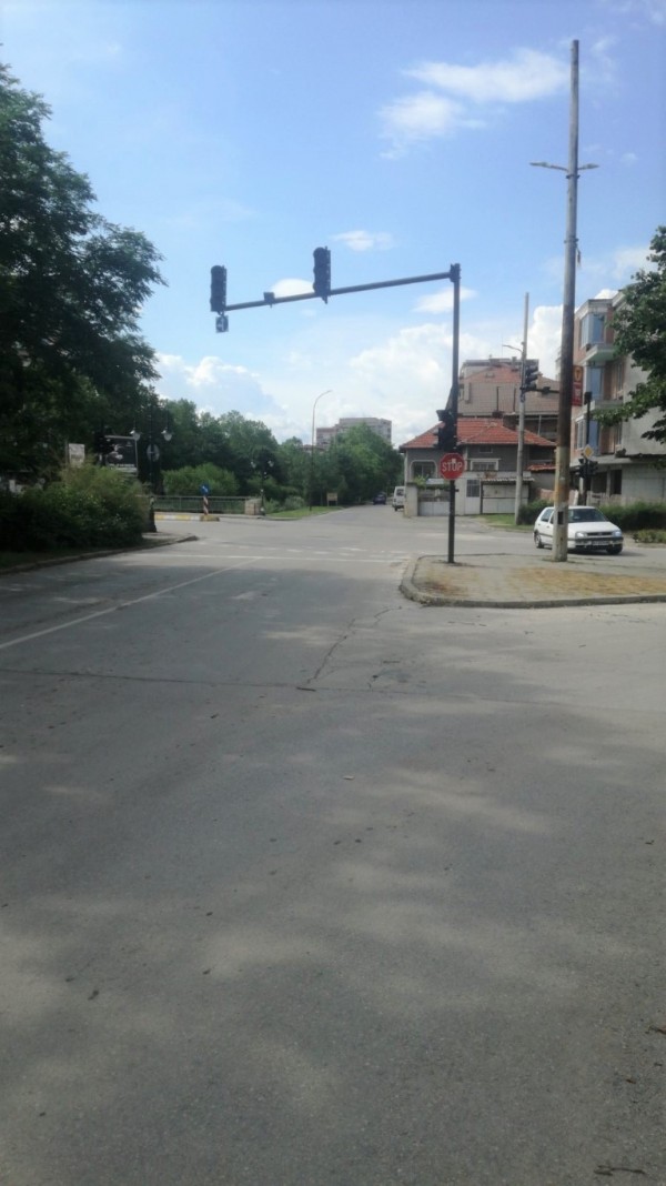 Светофарът до LIDL временно няма да работи / Новини от Казанлък