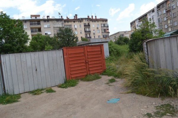 Ще изготвят програма за премахването на металните гаражи в Казанлък / Новини от Казанлък