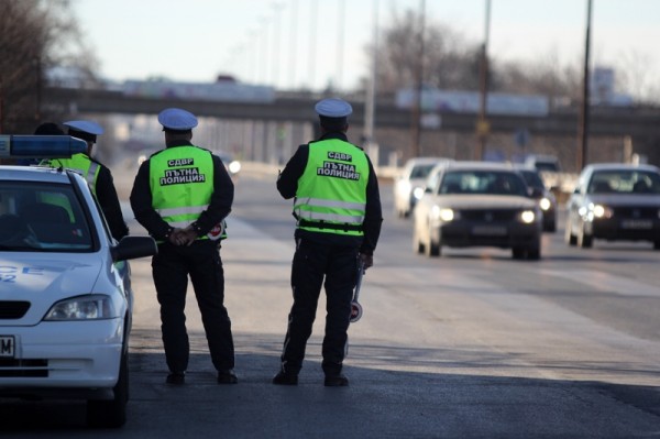 Мотопеди без номера и автомобил с чужди, пратиха шофьорите им в ареста / Новини от Казанлък