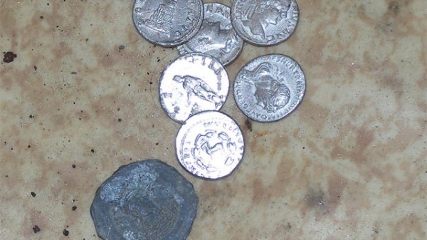 Откриха в домовете на иманяри старинни предмети и антични монети / Новини от Казанлък