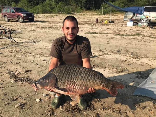 Рибар извади 12-килограмов шаран на язовир Копринка / Новини от Казанлък