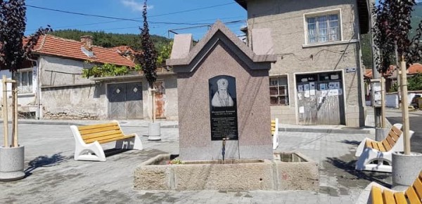 Митрополит Киприан освети чешма и площад в Мъглиж / Новини от Казанлък