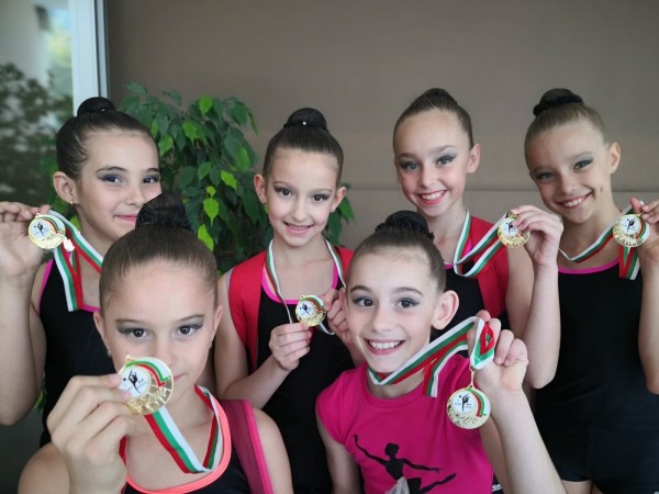 Гимнастичките ни се отрупаха с медали от първото състезание за сезона / Новини от Казанлък